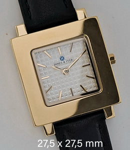 Square watch's front made of gold colour stainless steel  27,5 x 27,5 mm.