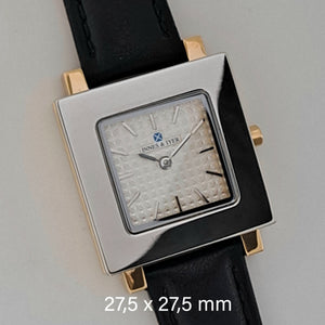 Square watch's front with gold colour case and silver colour front 27,5 x 27,5 mm.